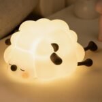 Lumină de Veghe din Silicon pentru Copii – Lampă de Noapte Oiță Kawaii, USB Reîncărcabilă, 1200mAh, 3 Niveluri Luminozitate, Timer 30 Min